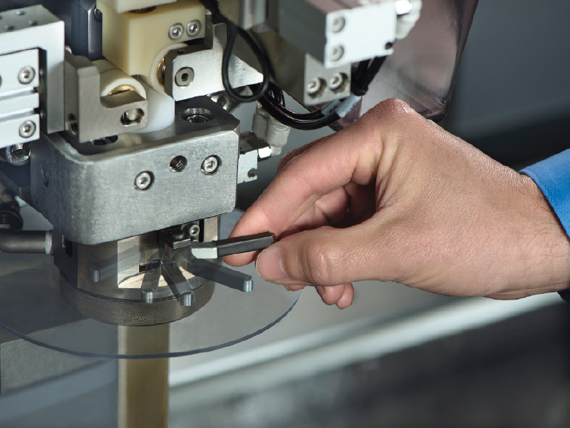Changing the power feed contact