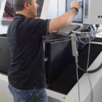 Daniel Melliger profitiert von der einfach zu bedienenden neuen Advance Plus CNC-Steuerung.