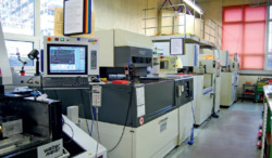 Vier Mitsubishi Electric Maschinen stehen im Erodierzentrum der Amiet AG.