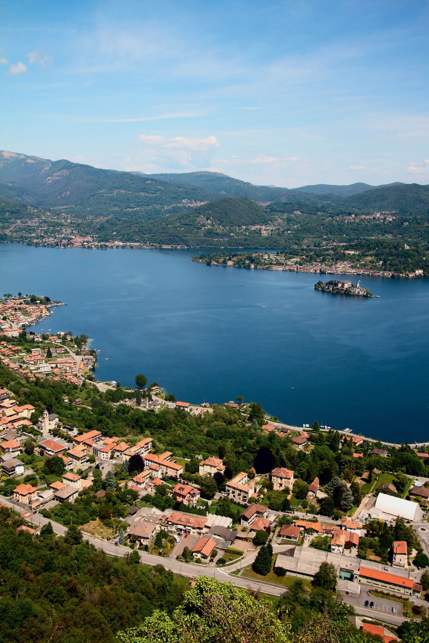 Der malerische See „Orta“ in der Nähe von Fontaneto d’Agogna.
