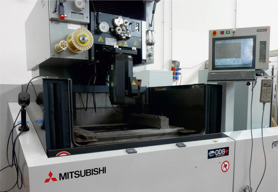 The wire threader of the new Mitsubishi Electric MV 2400 R operates not only fully automatically, but also ensures a high degree of reliability and uniform results.