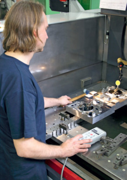 Auf den Drahterodiermaschinen bearbeitet der DMF Werkzeugbau Formeinsätze und -kerne, Schnittmesser und -stempel sowie Schieber.