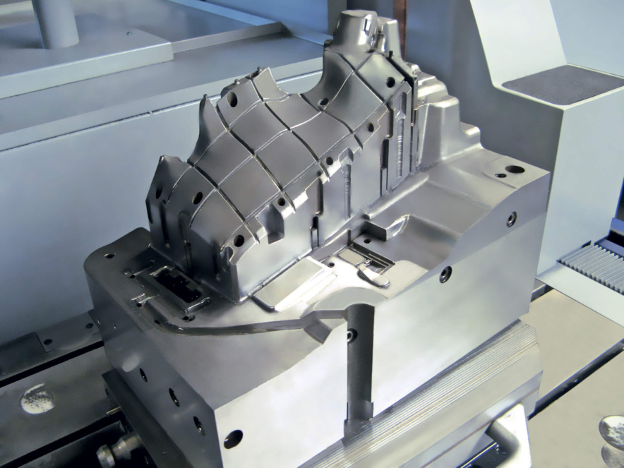 Mould insert with wire-cut ejector holes, oblique slides and the associated oblique penetrations