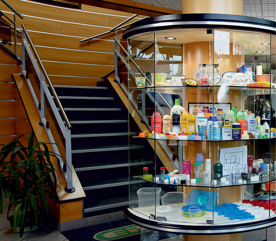 In its entrance area, ERMO displays products from the medical, packaging and cosmetics sectors that are produced with the aid of multiple moulds.