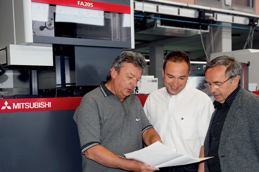 The Mengemann family focuses its attention on customer orders: Meeting on site at the machine.