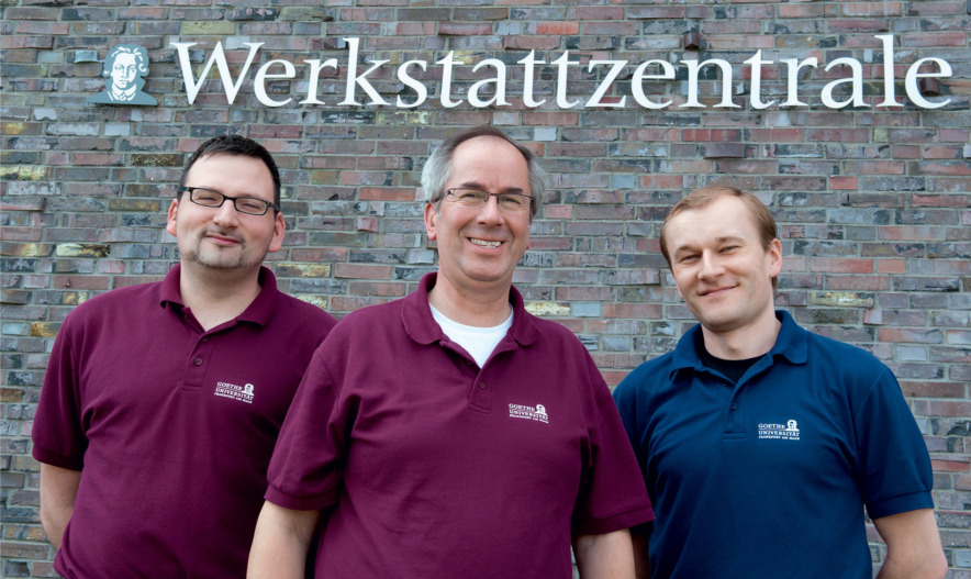 Helmut Jäger (centre), manager of the Central Scientific Workshop, and his colleagues Markus van Tankeren (left) and Christoph Langer (right), in charge of the machine and of programming and design.