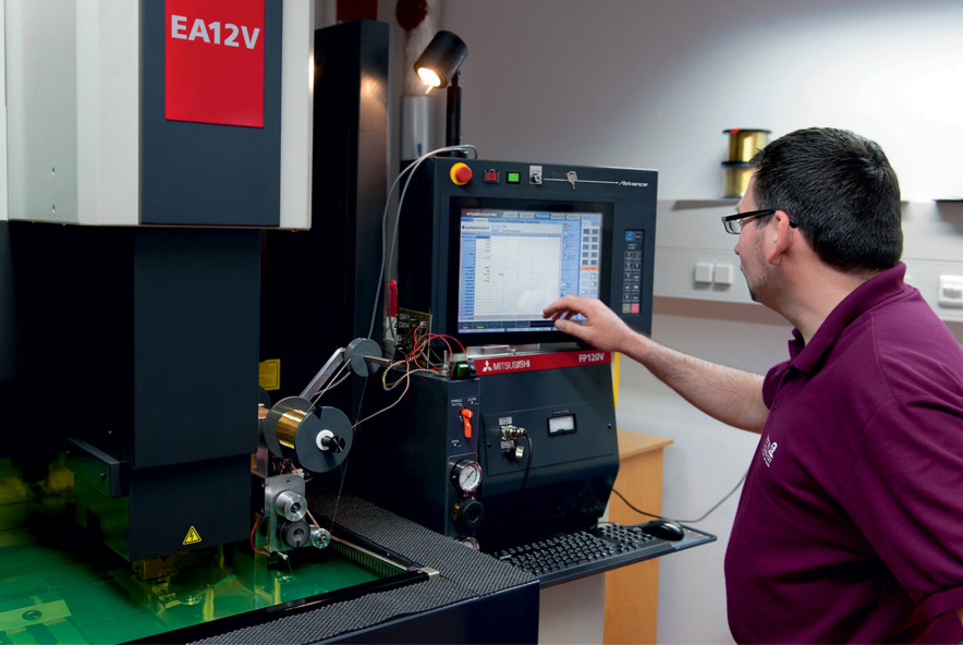 Markus van Tankeren, Feinmechaniker in der Werkstattzentrale, nutzt die Möglichkeiten der EA12-V Advance in vollem Umfang aus.