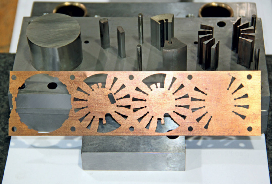 Das Werkzeug (im Hintergrund) für die feinen Konturen eines Bauteils aus Federbronze, das später noch gebogen wird und in einem Drucksensor eingebaut wird.