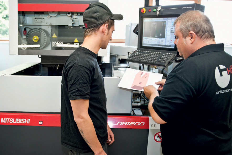 Michael Passinger (right), training manager, stresses the importance of integrating trainees in production at an early stage.