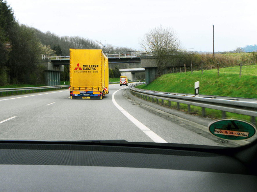 Die größte Erodiermaschine der Welt auf dem Weg zu ihrem stolzen Besitzer.