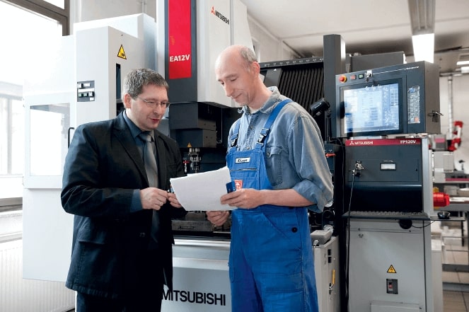 Jörg Michaelis and Reiner Kluge (right), Workshop Manager, appreciate the flexibility of the EA12-V Advance.