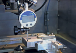 The high-precision measuring gauge produced by MARPOSS is used for measuring the surface of the clamped workpiece.