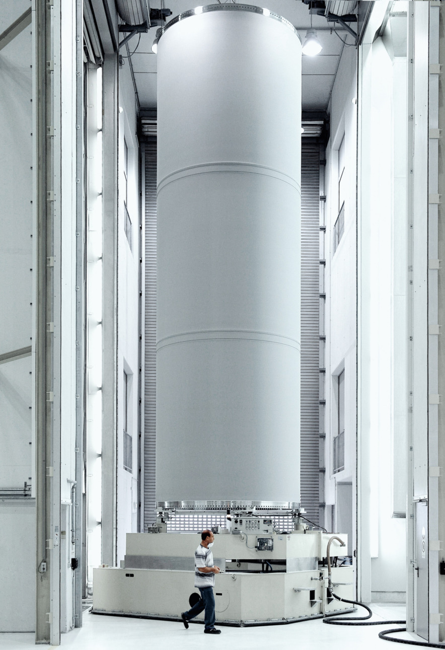 Machining on a grand scale: The boosters of Ariane 5 have a diameter of about 3 m and a total height of 25 m.