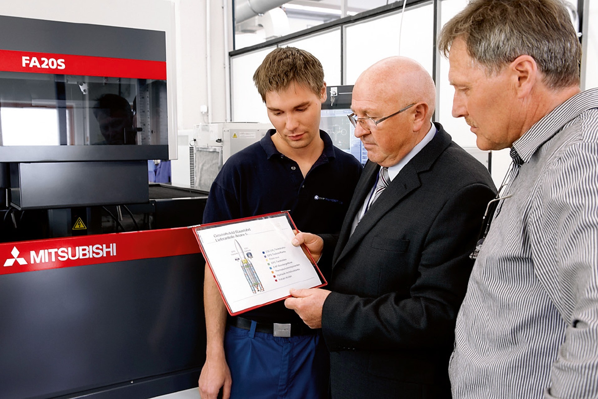 Produktionsleiter Michael Servo (Mitte) im Gespräch mit Sixtus Metzger (rechts), Leiter der Entwicklungswerkstatt, und Matthias Becker.