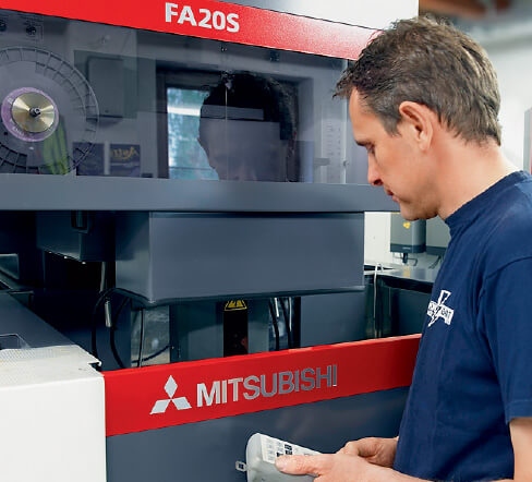 Bart Pinxten betreibt sein Unter- nehmen alleine und vertraut dabei seit 2001 auf Maschinen von Mitsubishi Electric.