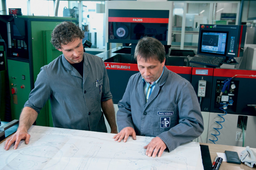 Stefan Kühling (right) and Christian Südkamp are responsible for one-off and small series production on the FA20-S Advance.