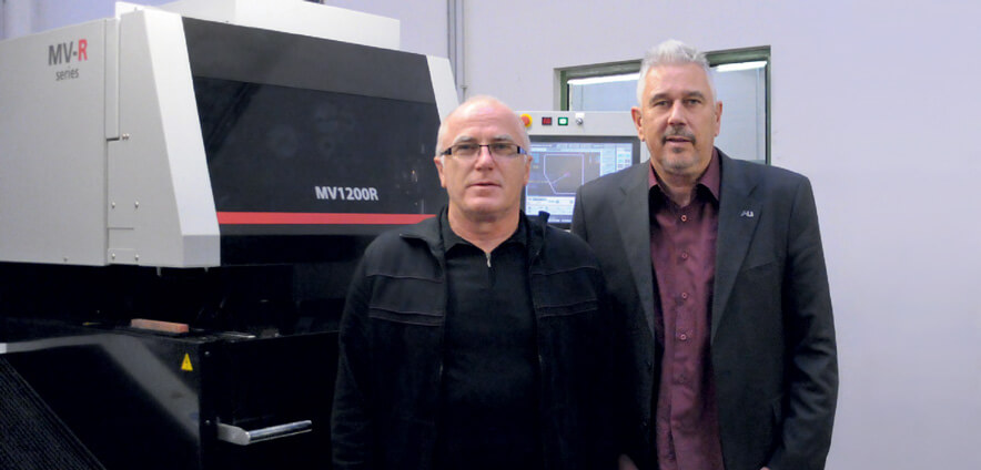 Raimund Premauer, Leiter des Werkzeugbaus bei TYROLIA, und Harald Umreich, Geschäftsführer des Mitsubishi Electric-Händlers Harald Umreich Ges.m.b.H, vor der MV1200R