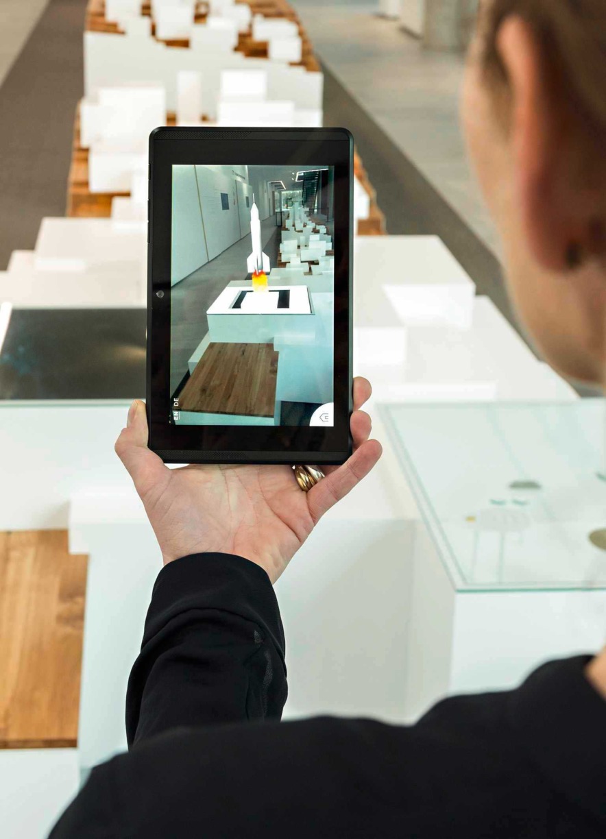 With the tablet computer, the scene comes to life – thanks to augmented reality.