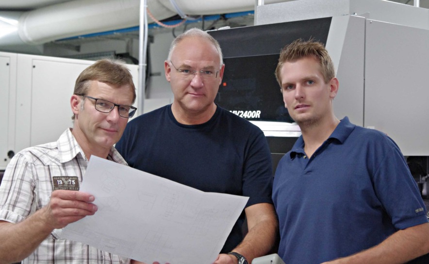 Rudolf Trakies, Olaf Burkhardt and Sebastian Wörle (from the left) are in no doubt about having obtained, in the shape of the MV2400R, the best-possible wire-cut EDM for their precision toolmaking activities.