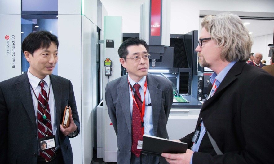 Guest from the Far East: Akihiro Kawata (centre), Senior Manager Industrial Automation Machinery, travelled from Mitsubishi Electric’s headquarters in Tokyo to the official opening of the Technology Centre in Ratingen.
