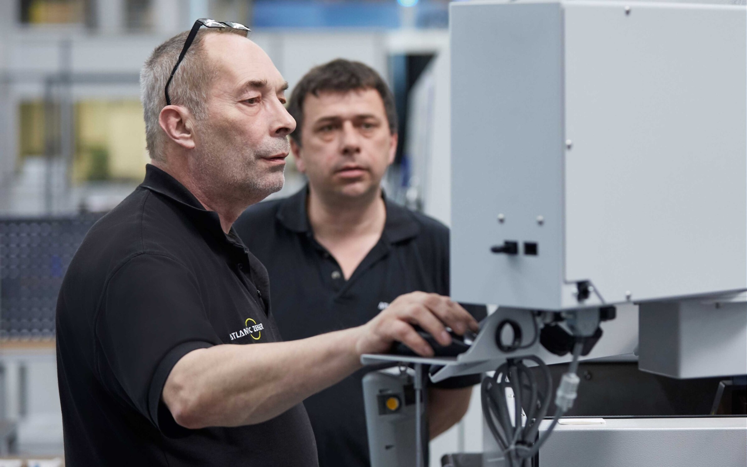 Impressed by the machine’s simple operation and programming are Kurt Rainer Oehlke and Jürgen ­Königsmann, wire-cutters at Atlantic Zeiser GmbH in Emmingen 