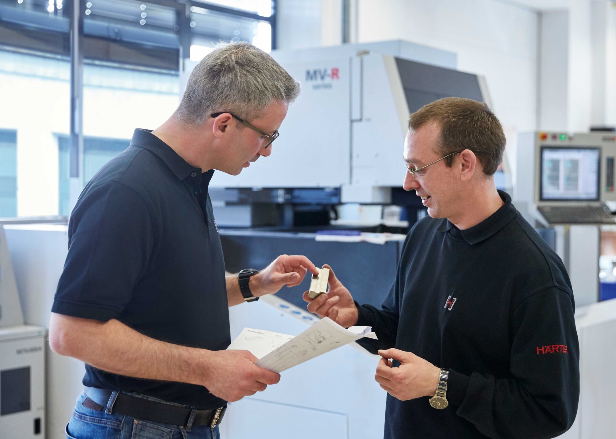 Rüdiger Gruner (left) and Michael Dunkhase at toolmaker HÄRTER in Königsbach are thoroughly impressed by the advantages of the MV2400R wire-cutting system from Mitsubishi Electric. 