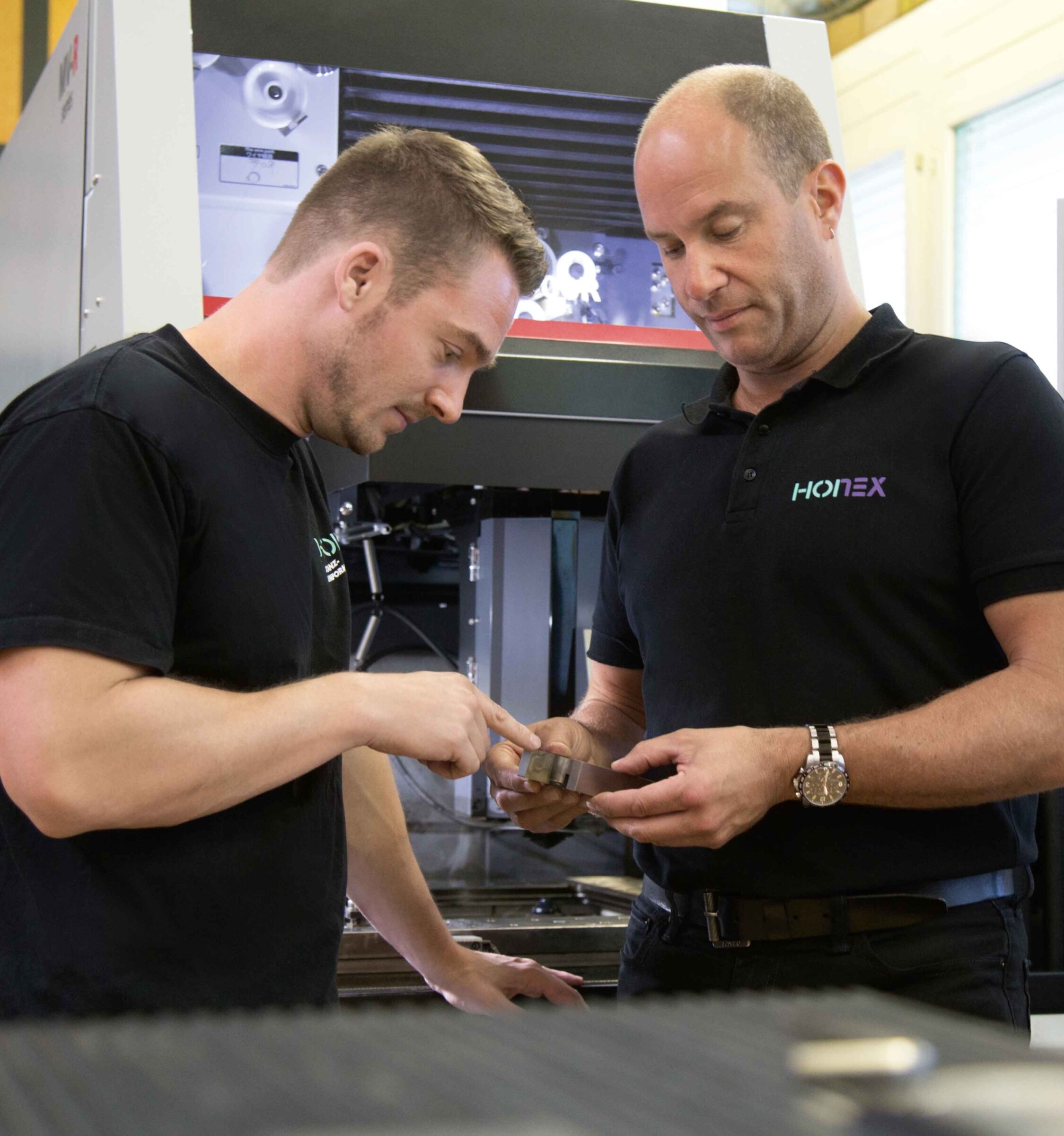 Jonas Maier (left) and Reto Christen know that customers want precision components.