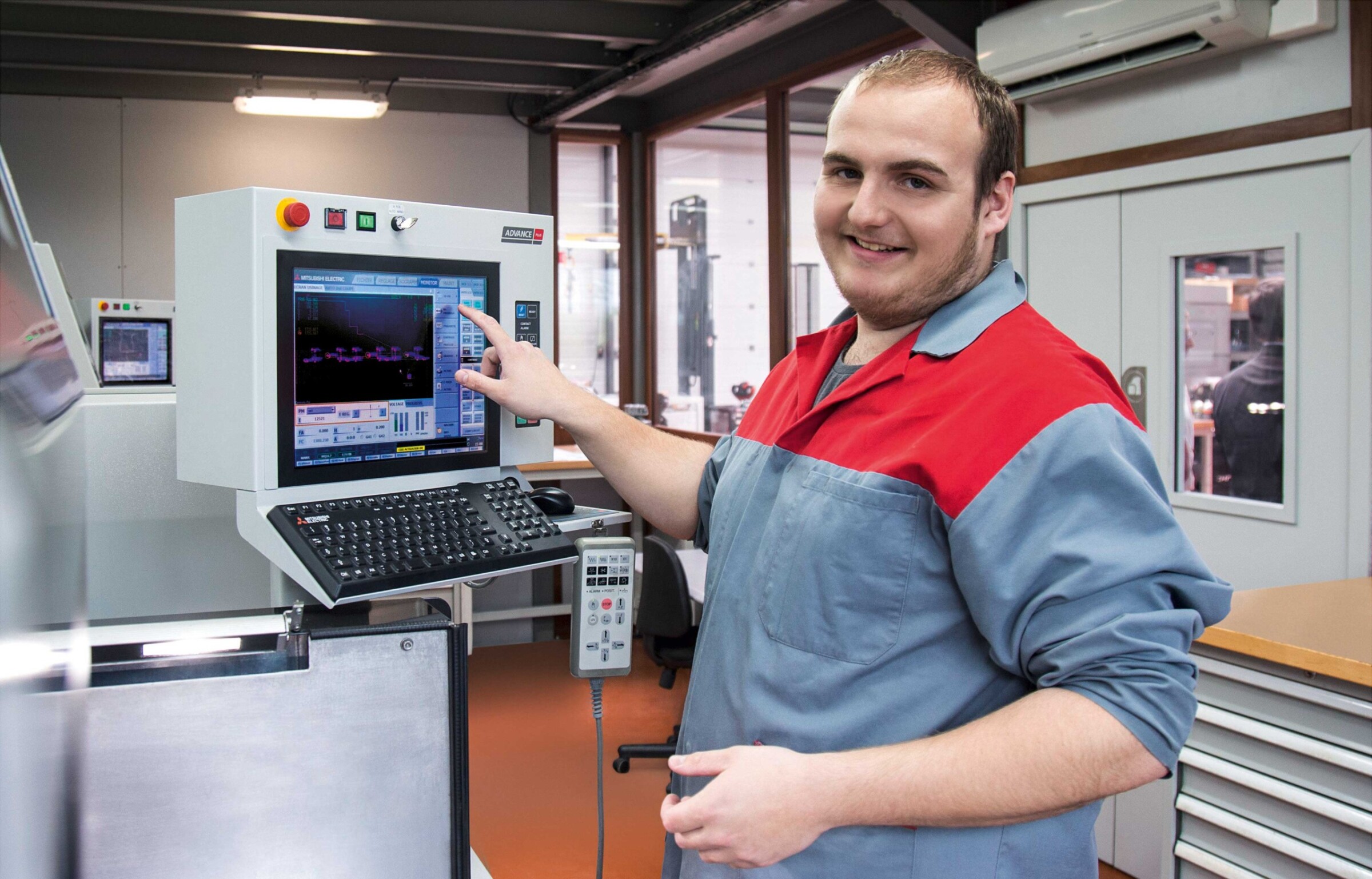 Since the wire-cutting machines from Mitsubishi Electric are easy to operate and highly intuitive, the technicians of ITB Innovation – Étienne Racine here in the ­picture – only needed a few days of training to fully master machine operation.