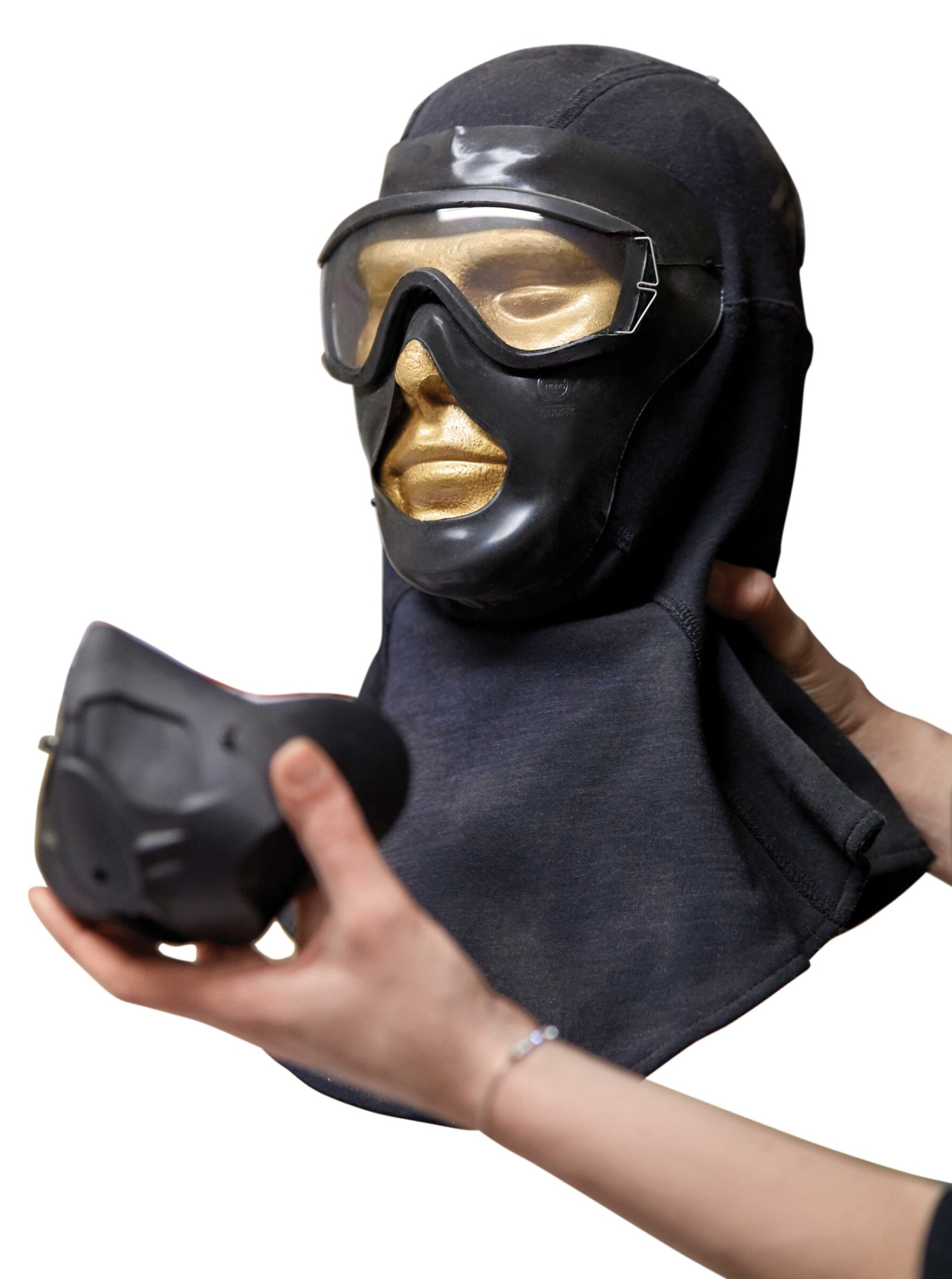 All-round protection: Wearing masks made of silicone, jet pilots and skilled workers in hazardous environments, e.g. during fire-fighting or in power stations, can work safely.