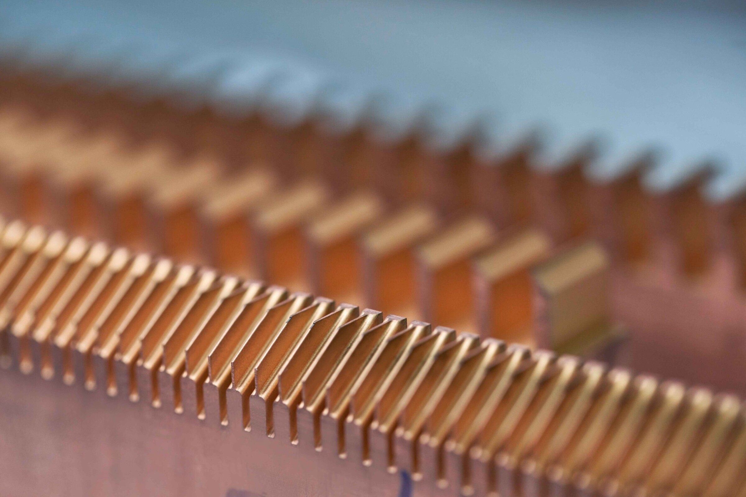 Wire-cut electrode with thin webs, clamped at an angle of 32°