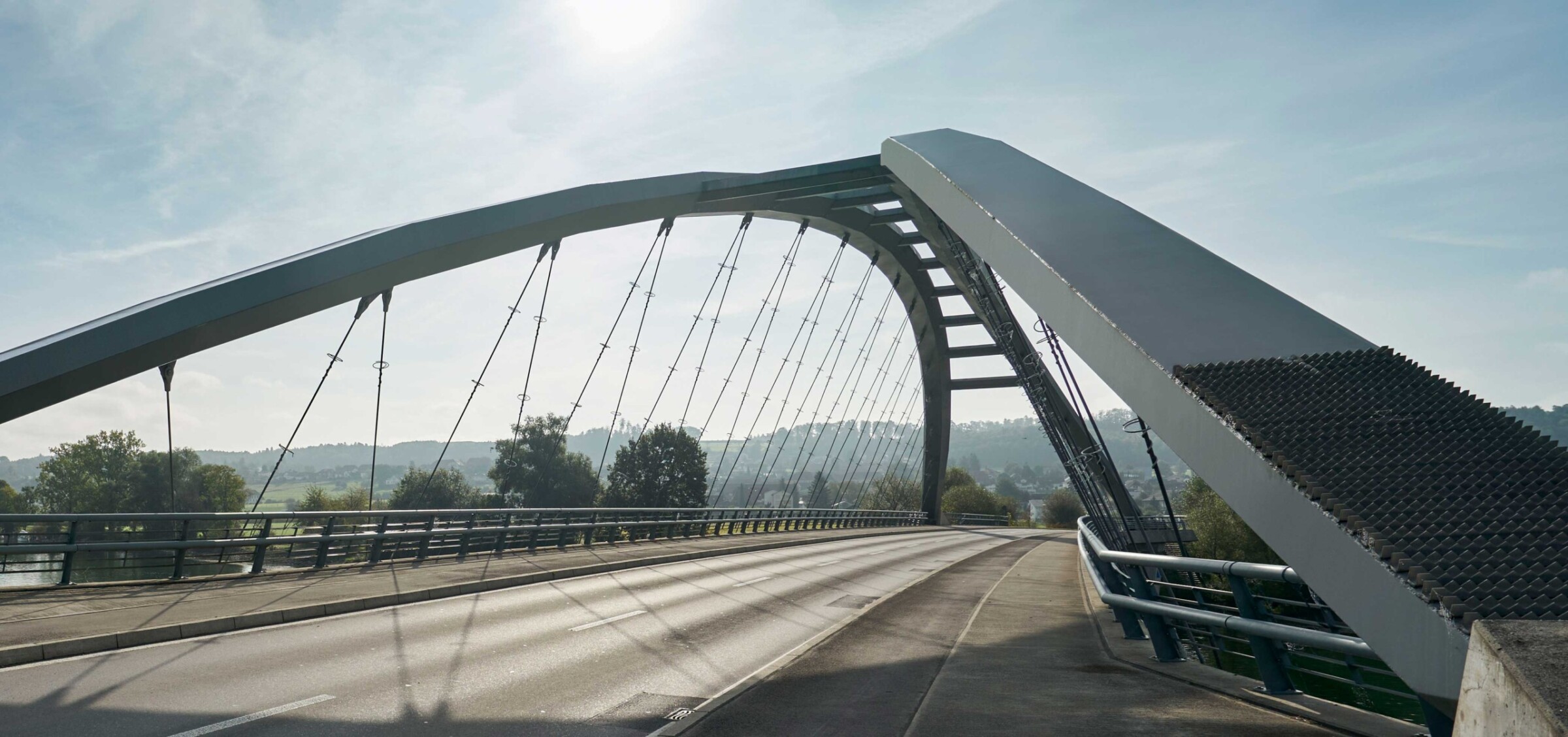 Die im Jahr 1997 fertiggestellte Brücke führt über die Aare und verbindet die Kantone Bern und Solothurn.