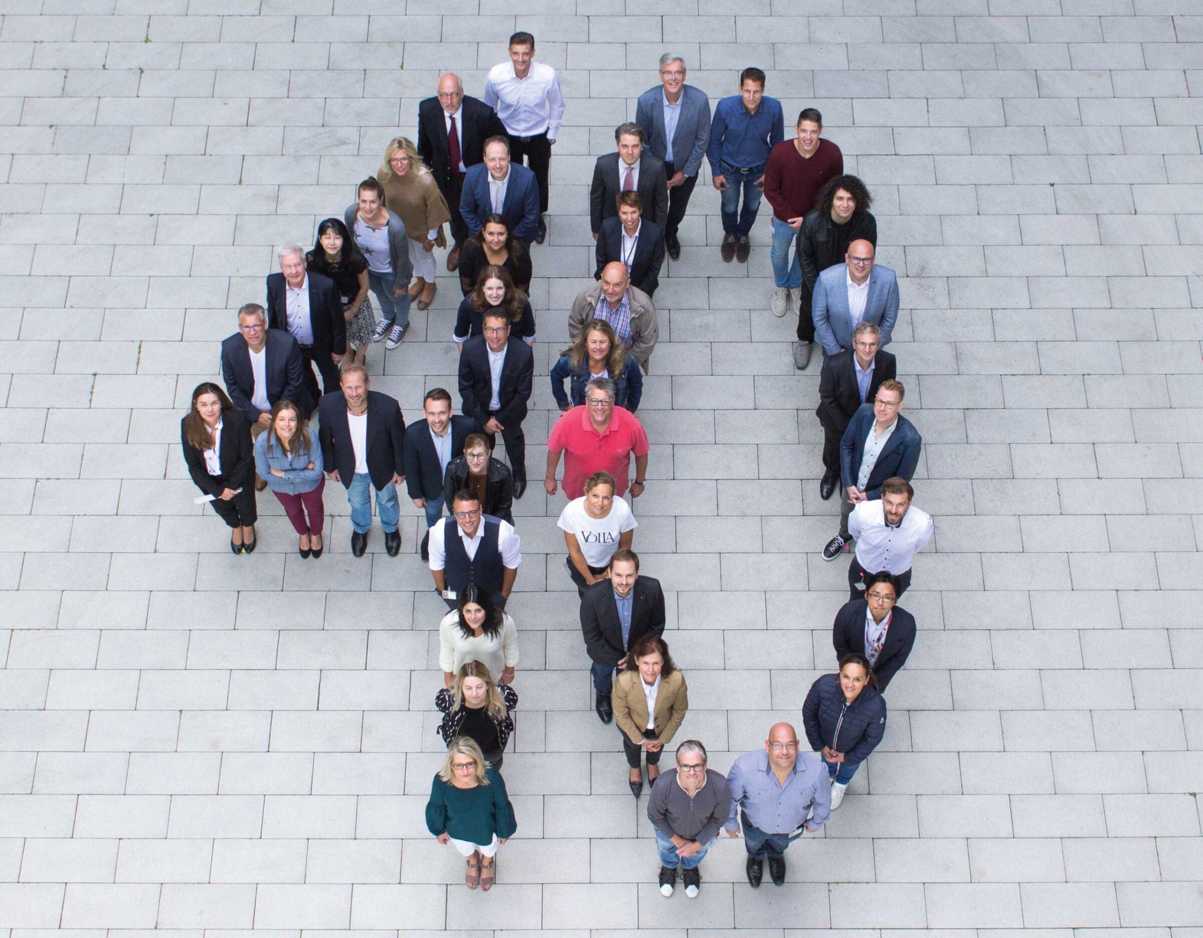 40 employees of Mitsubishi Electric’s German branch making the key visual for the company’s 40th anniversary.