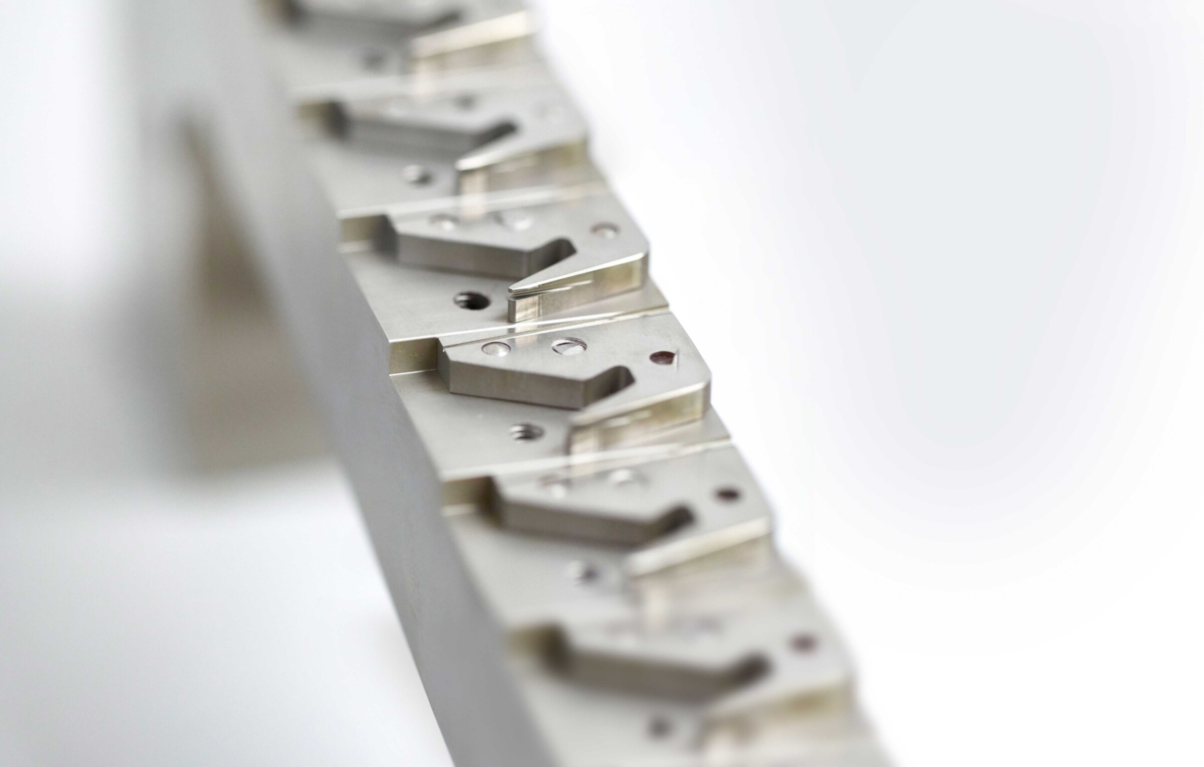 In cost-effective series production, high-precision clamping jaws for grinding machines are wire-cut in unmanned shifts.