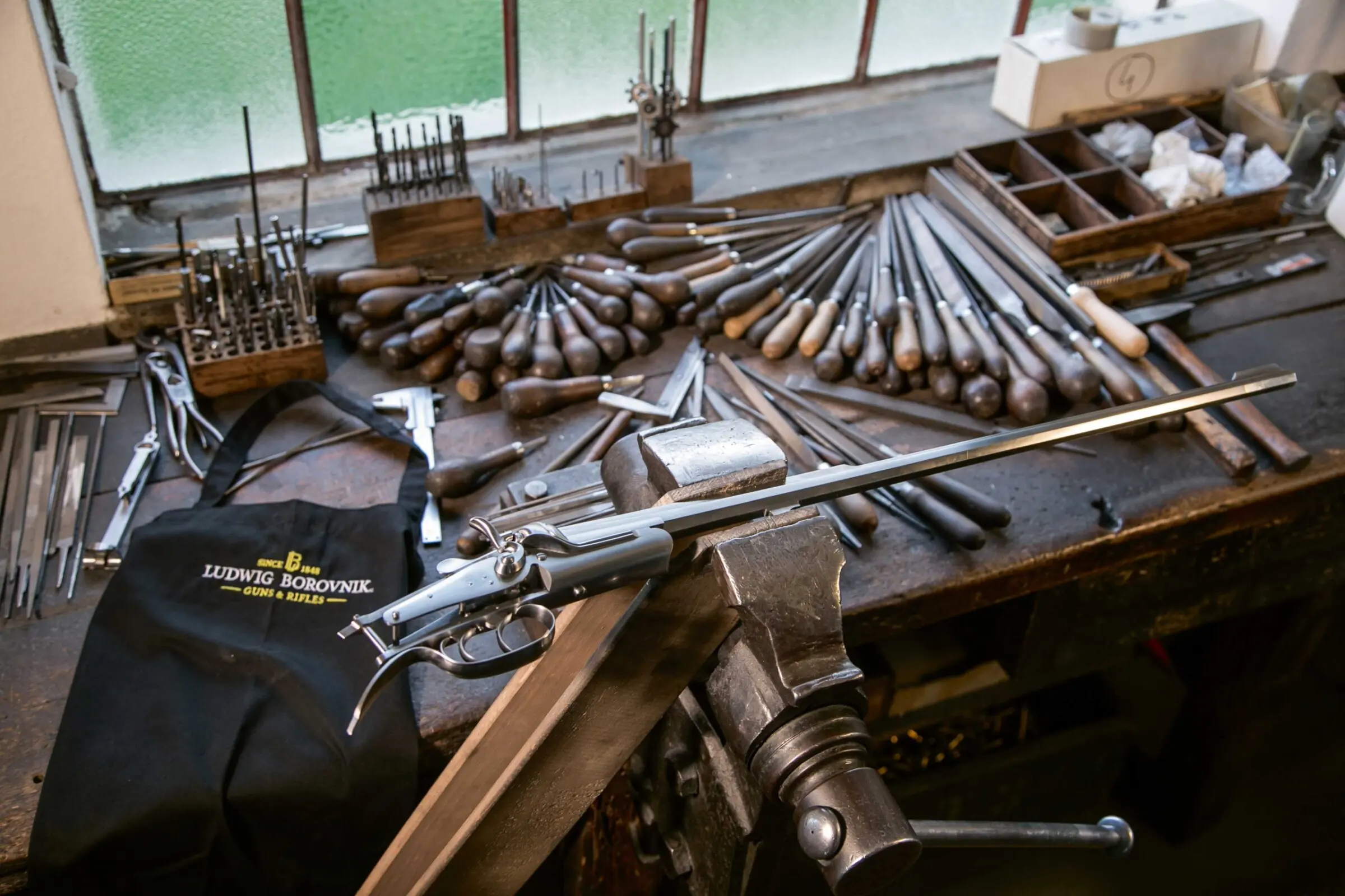 Yalangoch ayollar va it uslubidagi semiz ayollarning fotosuratlari