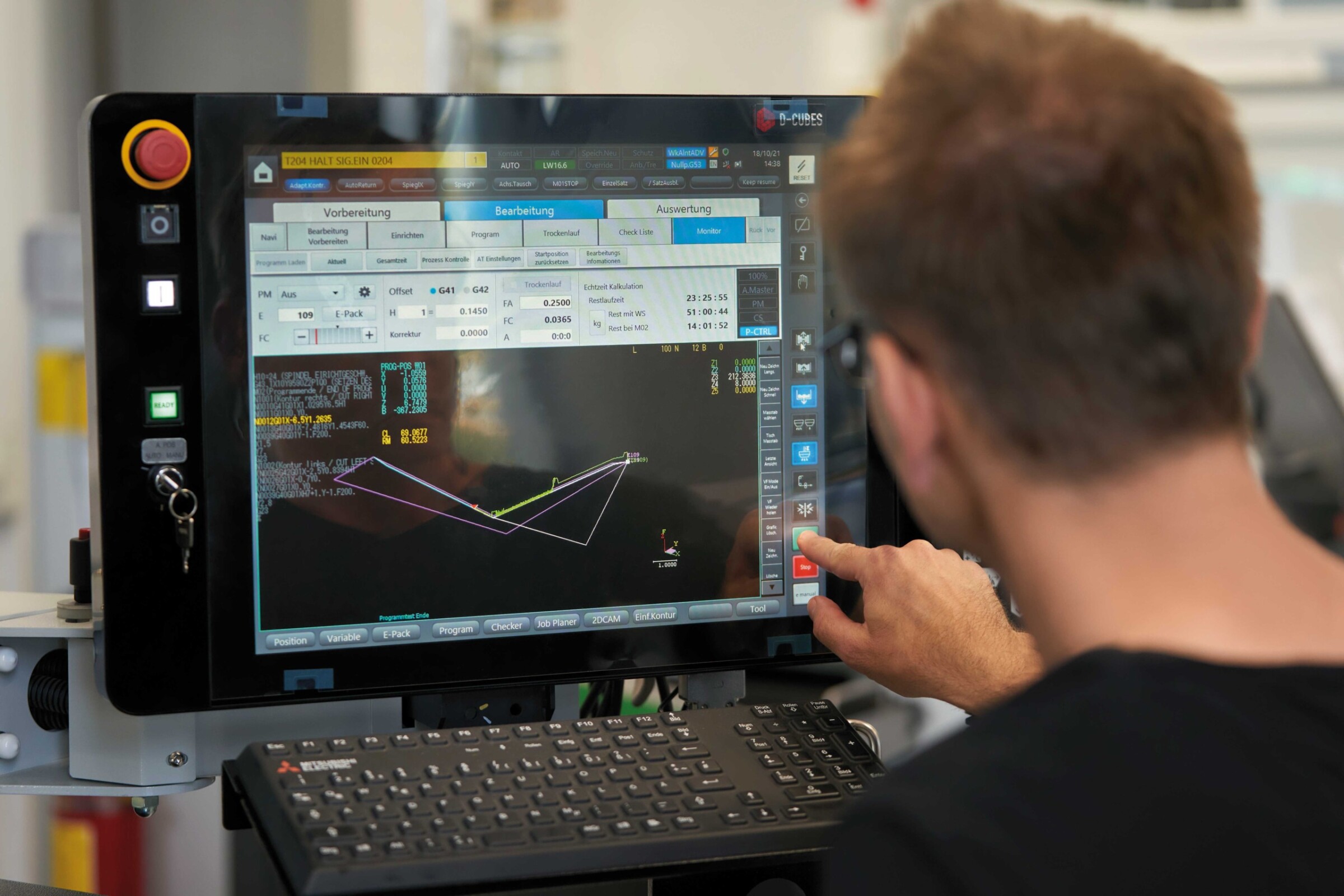 Programming at the neatly laid-out multi-touch display of the Mitsubishi Electric machine