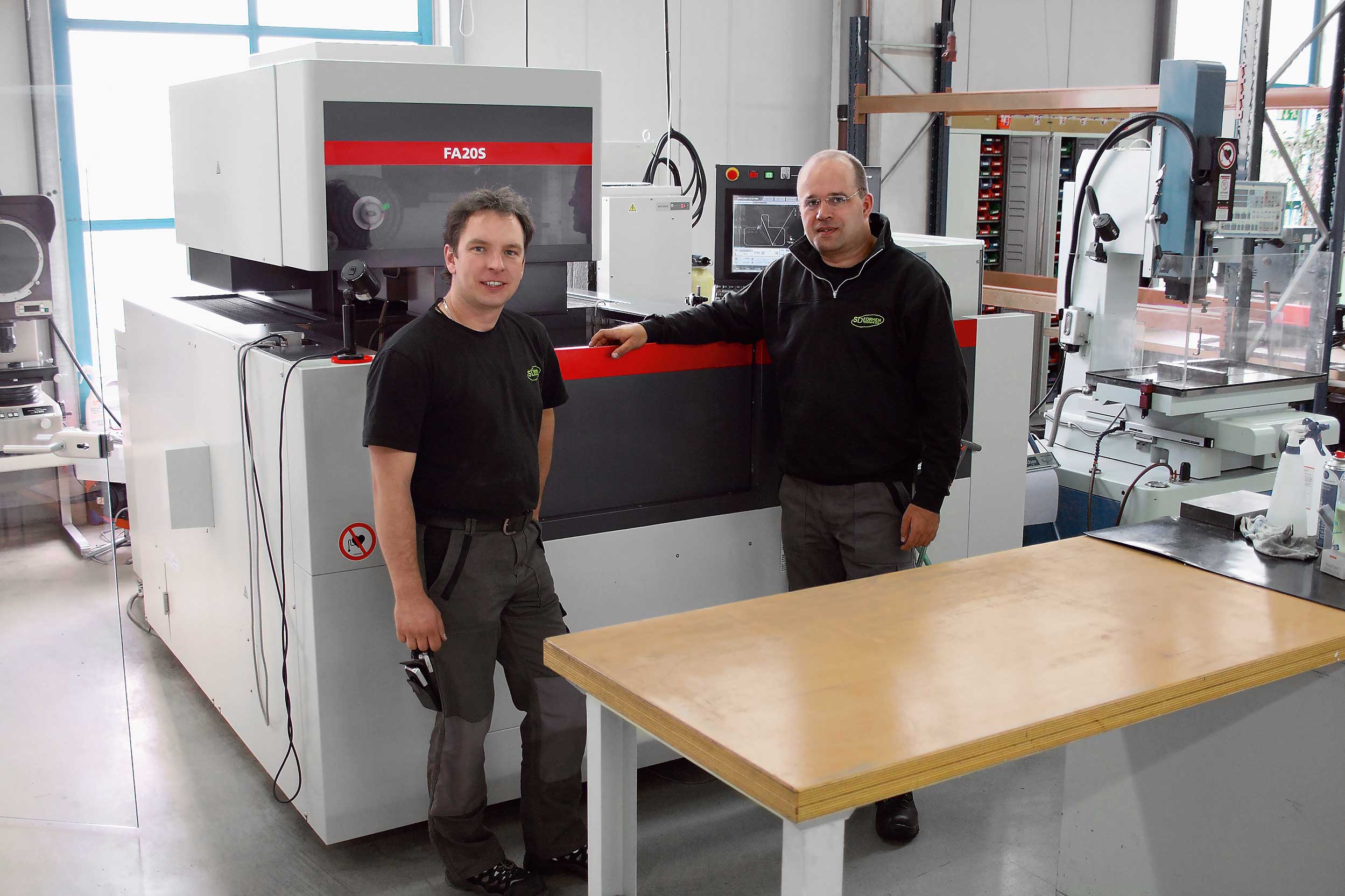 Jens Dryzynski and Holger Schulte, managers of SD Formentechnik KG, have included the FA20-S Advance V wire-cut erosion system from Mitsubishi Electric in their machine park.