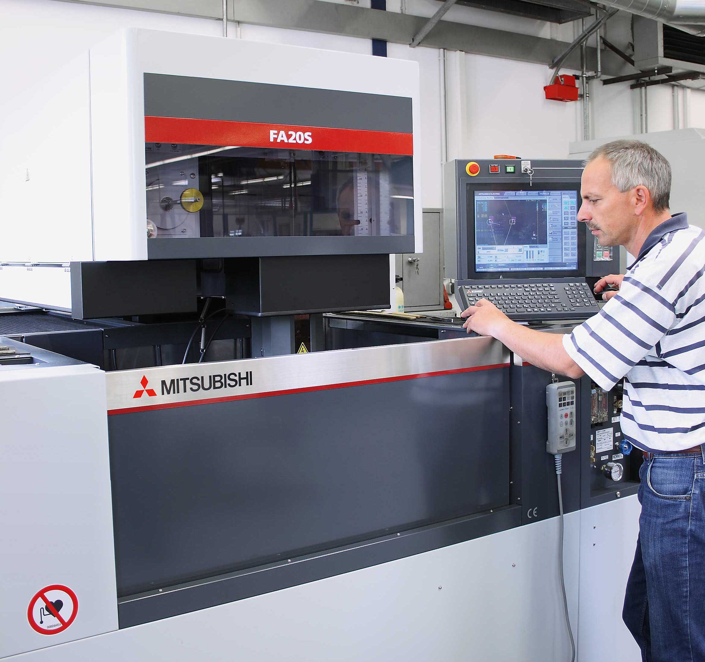 Mario Kramer monitors the user-friendly wire-threading system of the FA20-S Advance that takes a mere ten seconds for threading.