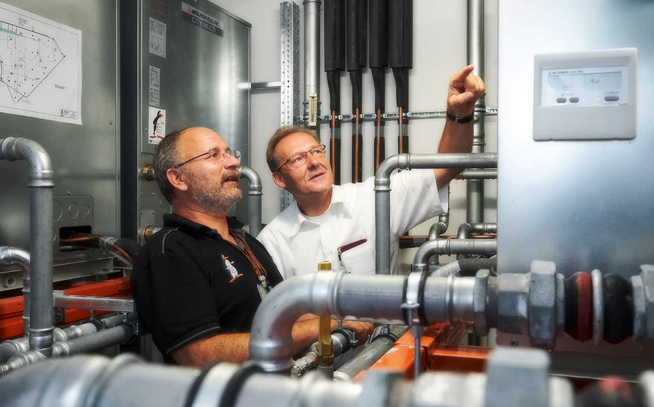 Rolf Wiesinger (W+W Kälte- und Klimaanlagenbau GmbH) and Thomas Schmidt (Mitsubishi Electric Frankfurt) during the function testing of the first ready-to-use installation.