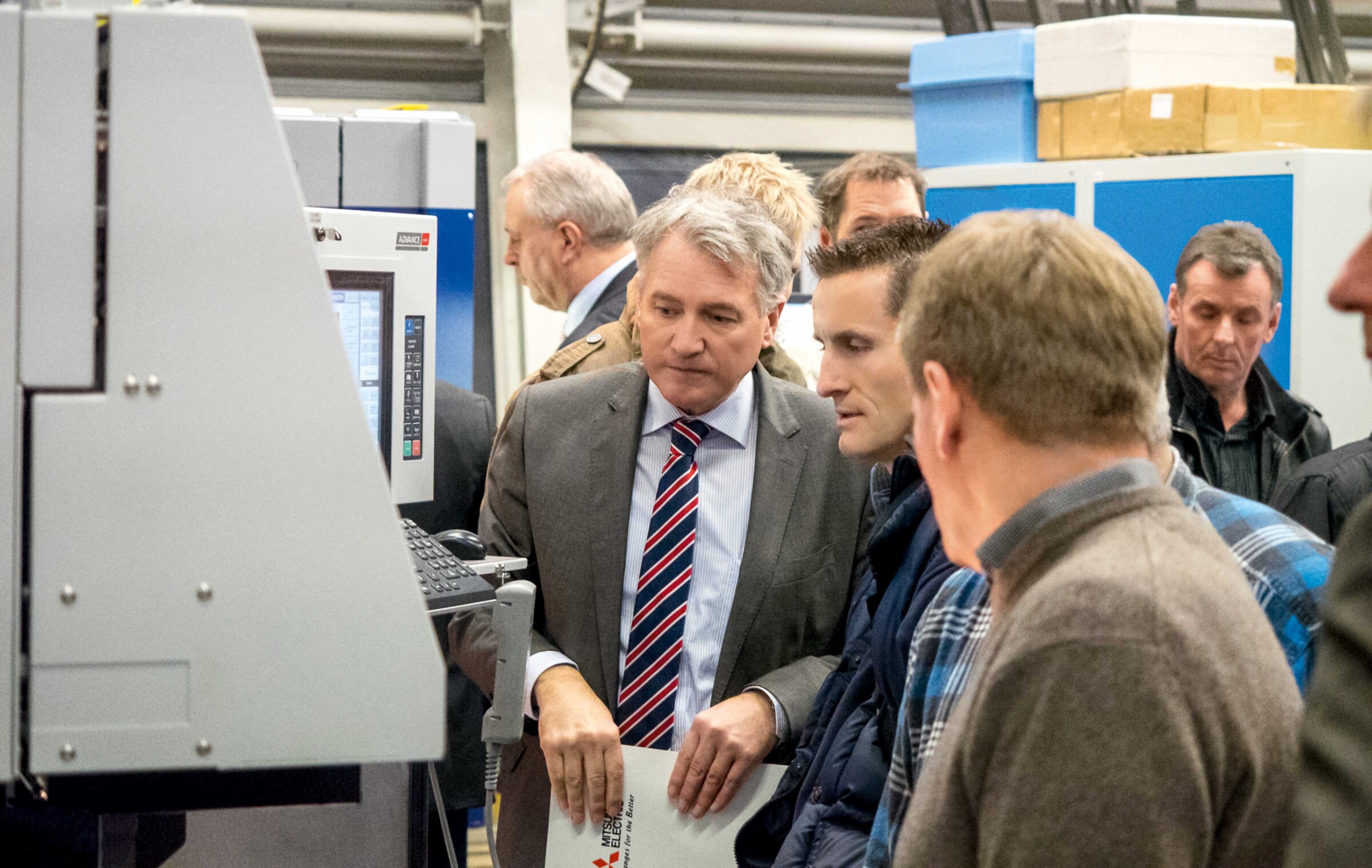 At the official opening of the teaching factory, the newly installed wire-cut EDM attracted lively interest from the expert public.