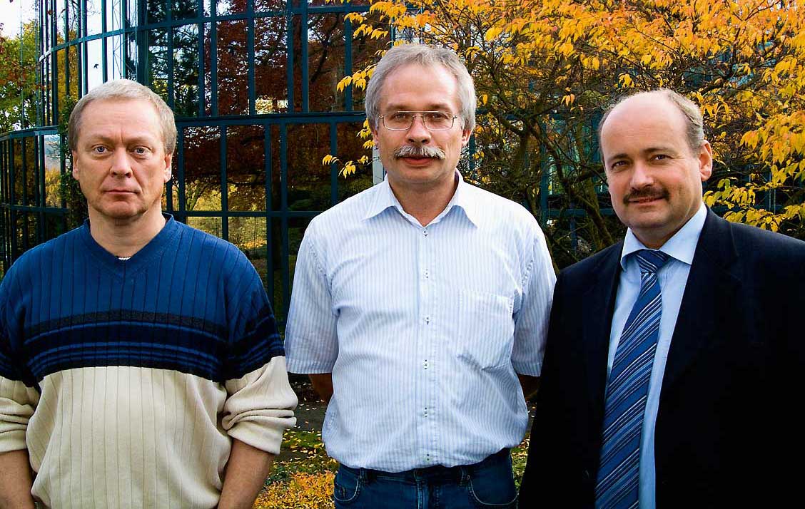 From left to right: Matthias Schwieder (programming), Hans-Walter Herth (head of tooling), Christof Zuschlag (door control plant manager)