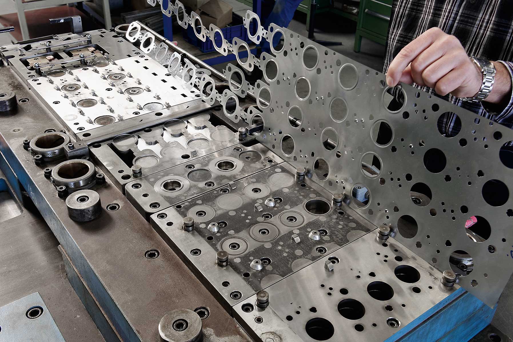This tool cuts and stamps extra-thin sheet to produce seals for the engine  compartment. Two sheets are welded together within  the tool. The process is unparalleled worldwide.