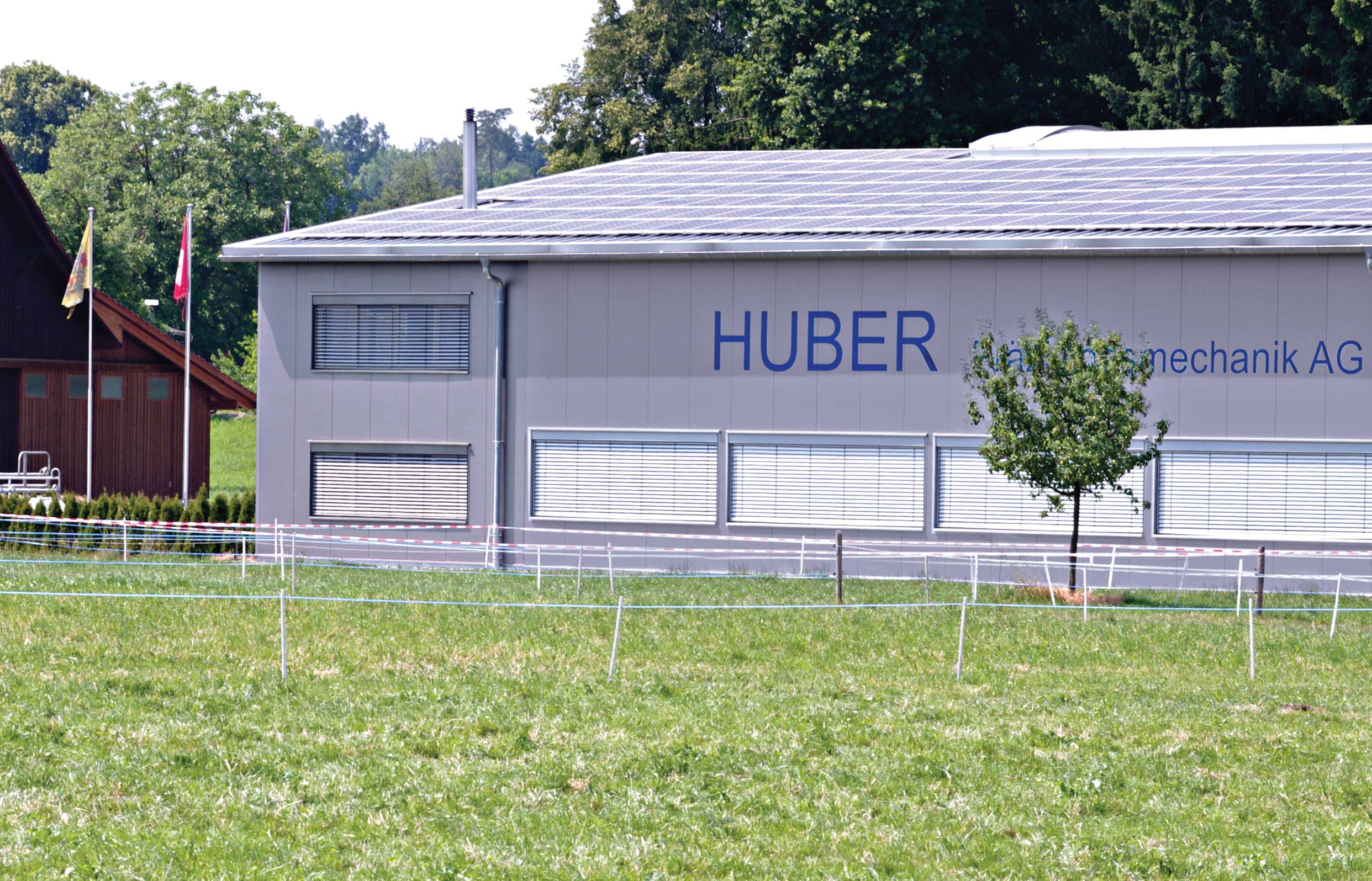 Reconciling technology and nature, the Huber family now intends to meet the power requirements of its production shop with a battery-buffered solar cell installation. 