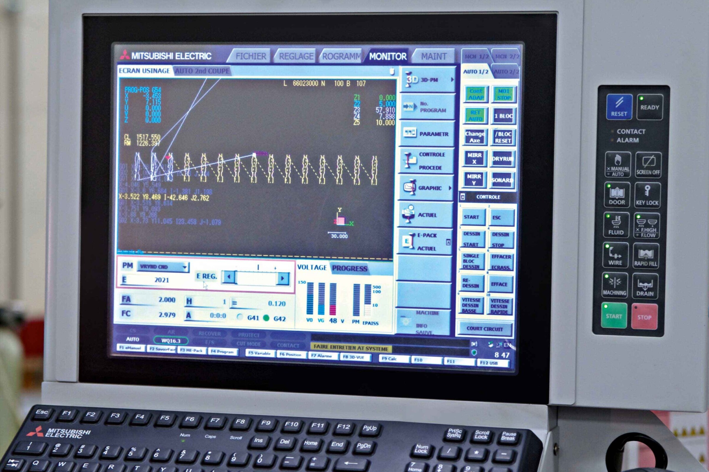 Even less skilled staff can intuitively operate the ADVANCE PLUS CNC control of the MV2400R wire-cutting machine.