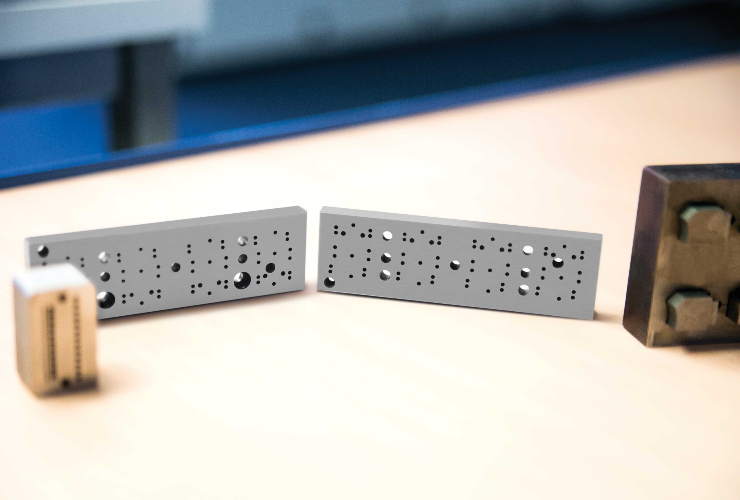 Micrometre precision. Wire cutting with robot-assisted loading.