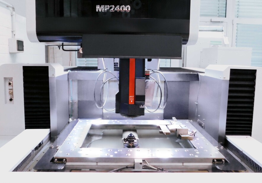 Interior of the MP2400 Connect with mounted vice. Even tiny 5 x 5 mm sheets are machined at HT Tooling with a tolerance of 5 micrometres.
