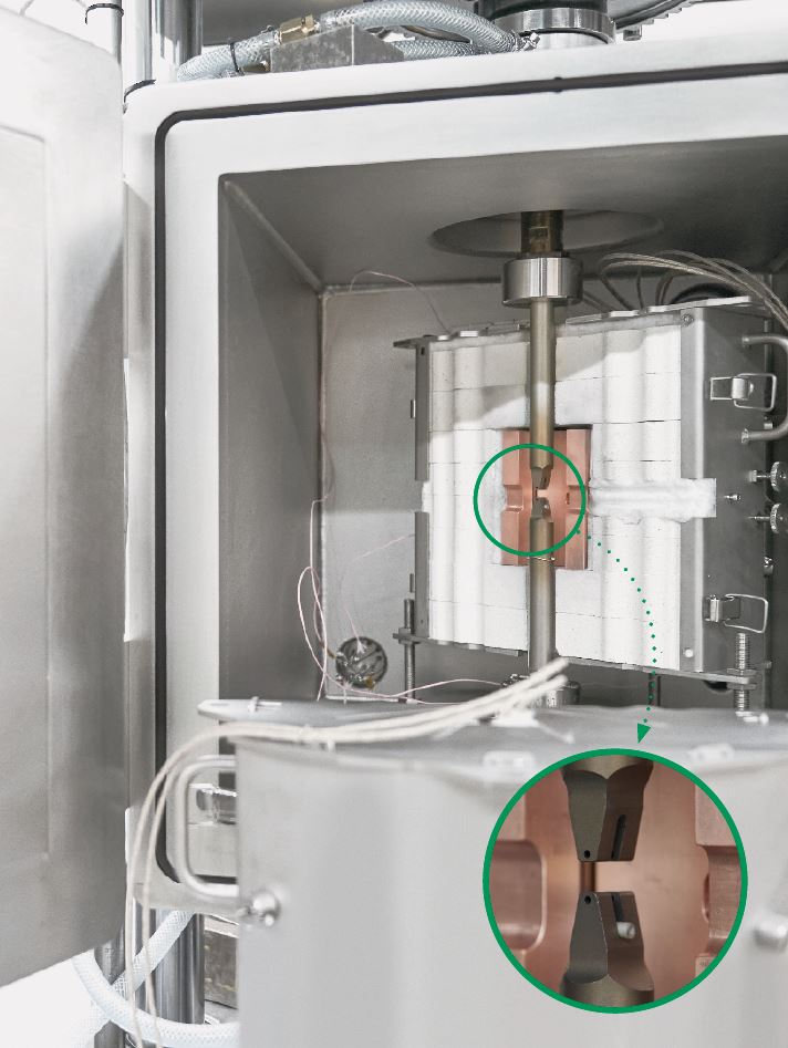 The crack propagation tests are carried out in a furnace whose chamber can also be optionally placed under vacuum or inert gas.