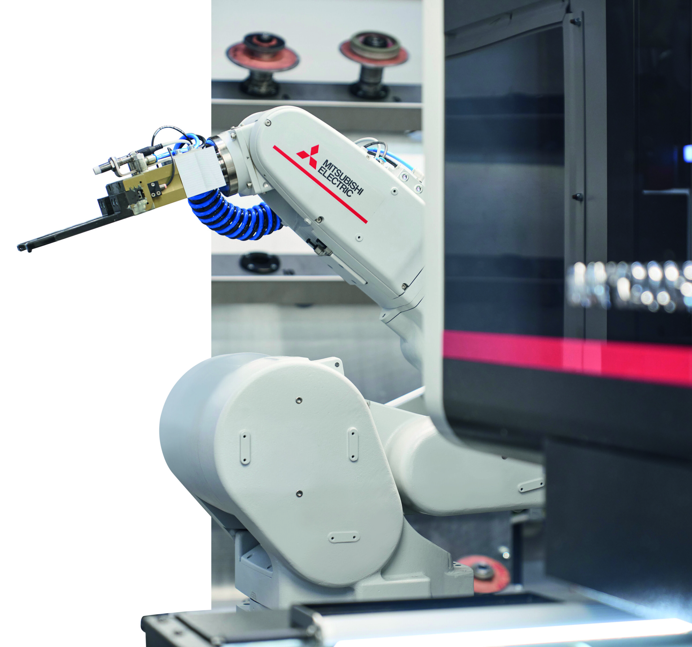 Der Roboter be- und entlädt in der Automationszelle die Drahterodiermaschine.