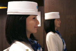 Androide Empfangsdame an der Rezeption des Hen-na-Hotels in Ginza