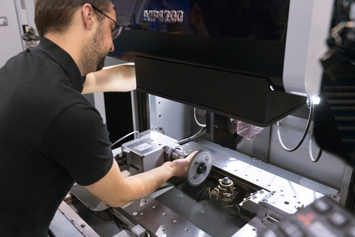 Clamping the grinding wheel in the ITS spindle in the MP1200 Connect’s spacious workspace