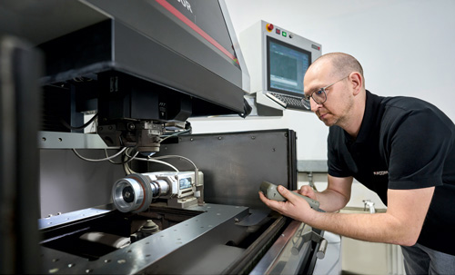 The MV1200R workspace is readily accessible from all sides for ease of set-up.